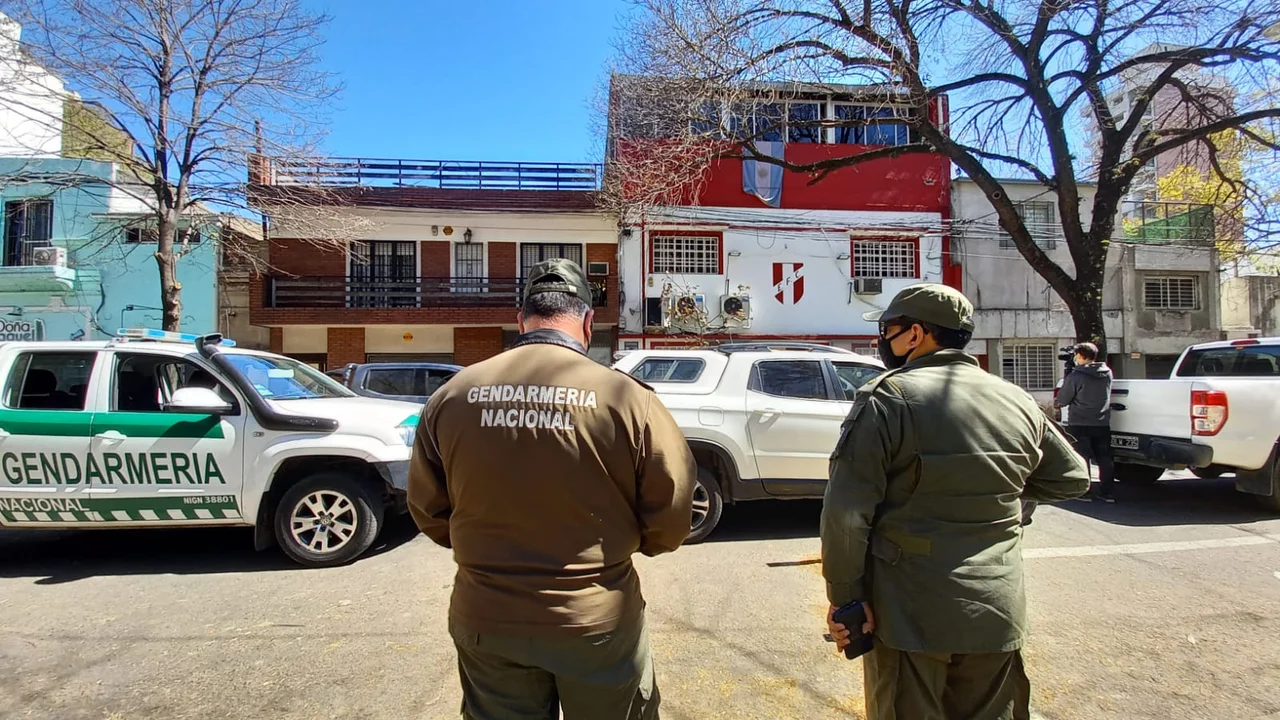 Gendarmes en la puerta del Echesortu. Funcionaría allí una mesa de dinero negro.