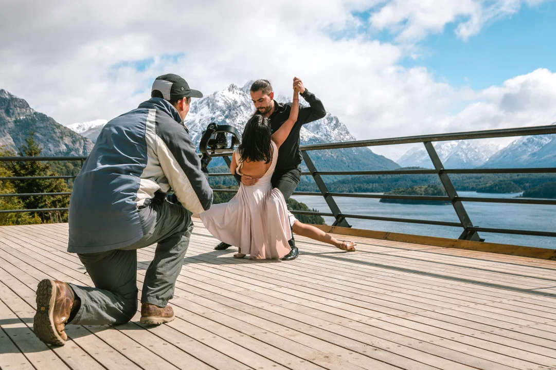 Parte del rodaje en el sur argentino, con una pareja en pleno baile (Crédito: Hernán Blanco)