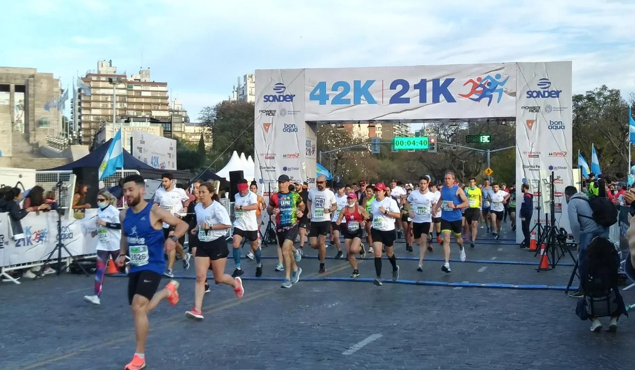 Una año y medio después, Rosario pudo reeditar su Maratón: 3200 corredores y corredoras dieron el presente.