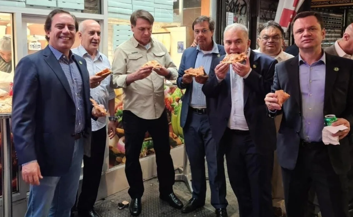 La comitiva gubernamental brasileña, comiendo en la calle.