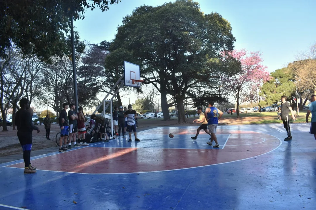 La NBA cambió el look de una cancha de básquet del Parque Urquiza