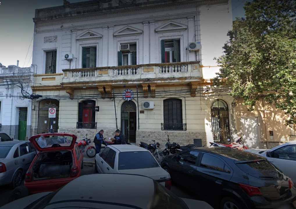 La comisaría de San Luis al 3200 queda a dos cuadras de donde sucedió el tiroteo a la familia.
