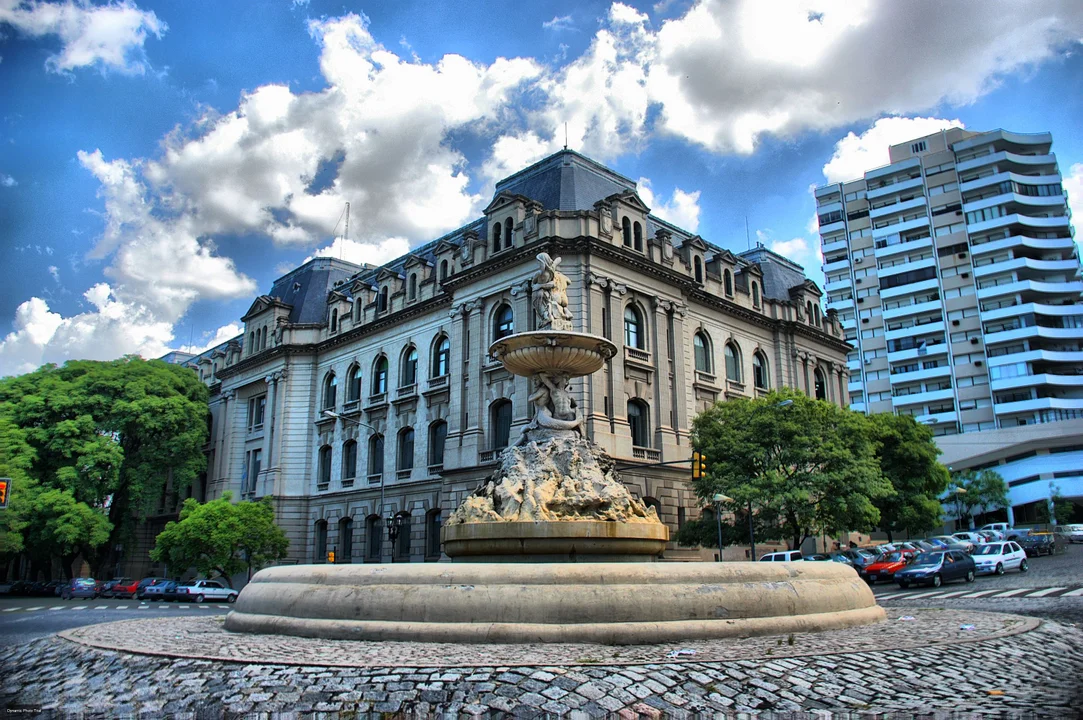 La fuente ha sido restaurada, para volver a enseñorear el paseo de la costa.