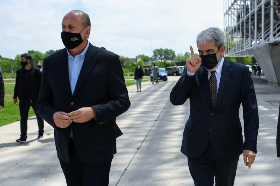 Perotti y Fernández, al pasar revista a los gendarmes arribados a Rosario. (RosarioPlus)