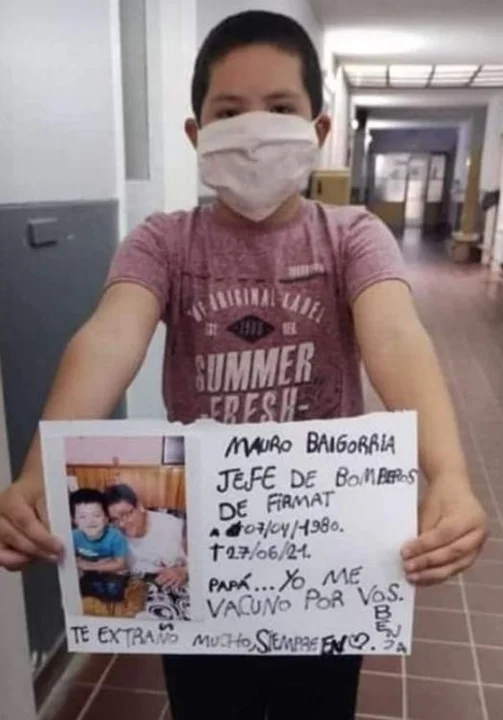 Fue a vacunarse y se lo dedicó a su papá que falleció por covid