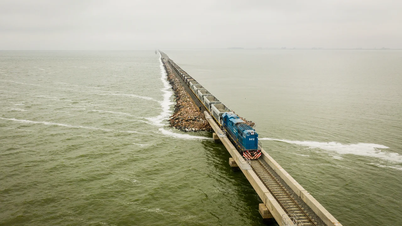 Tras cuatro años, el tren volvió a cruzar la laguna La Picasa