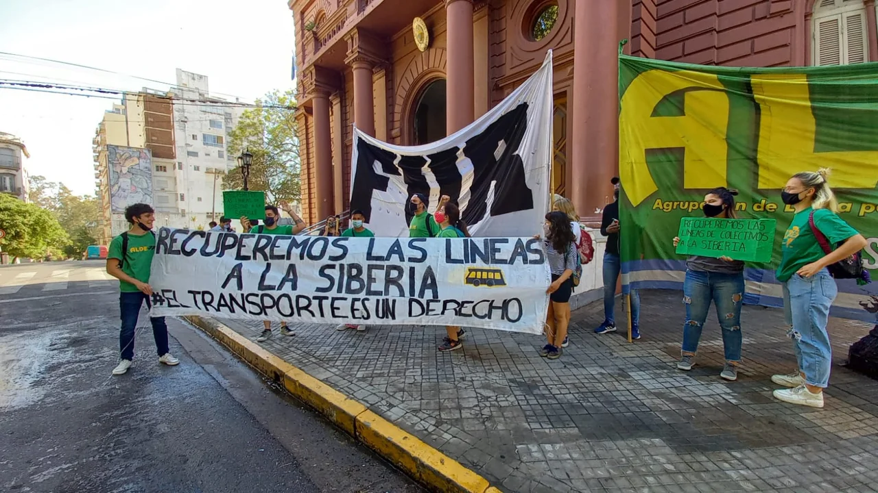Manifestación estudiantil frente a la sede municipal, por el transporte que no llega a la Siberia. 