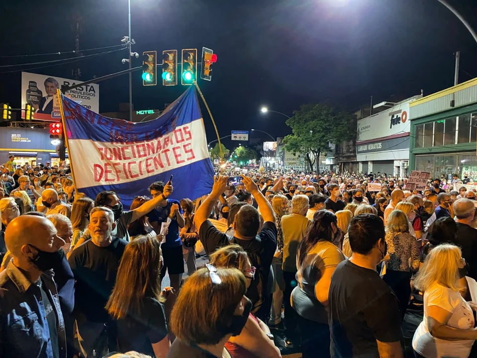 Una multitud en Arroyito para evocar a Joaquín Pérez y expresar su hastío