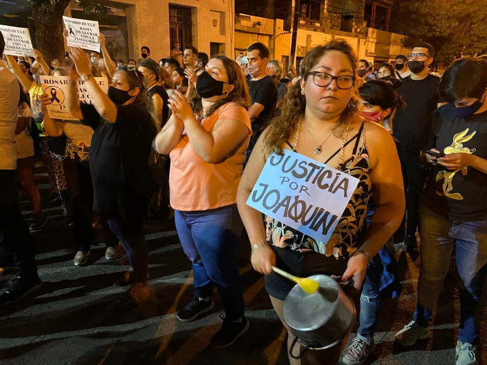 Una multitud en Arroyito para evocar a Joaquín Pérez y expresar su hastío