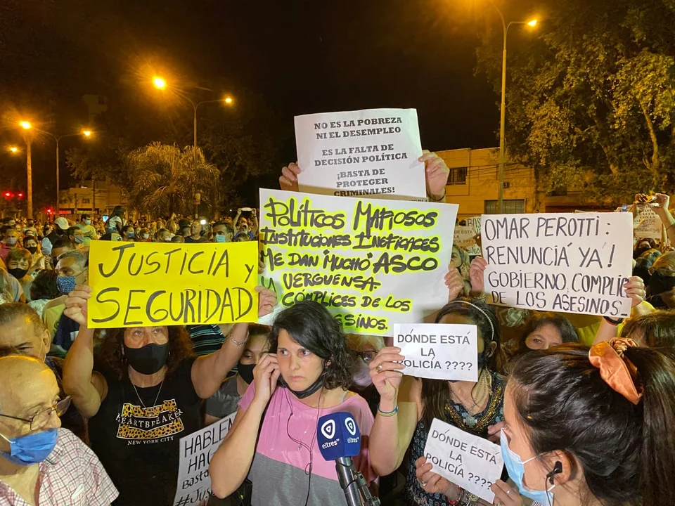 Una multitud en Arroyito para evocar a Joaquín Pérez y expresar su hastío