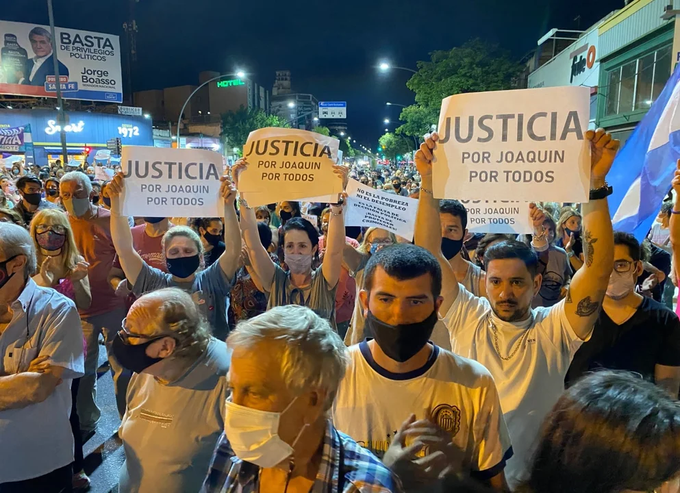 Una multitud en Arroyito para evocar a Joaquín Pérez y expresar su hastío