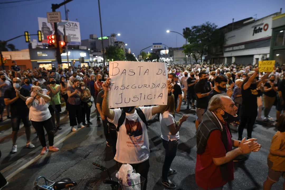 Una multitud en Arroyito para evocar a Joaquín Pérez y expresar su hastío