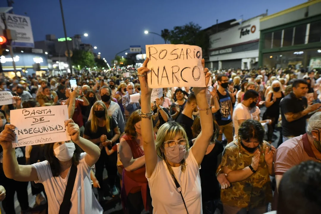 Una multitud en Arroyito para evocar a Joaquín Pérez y expresar su hastío