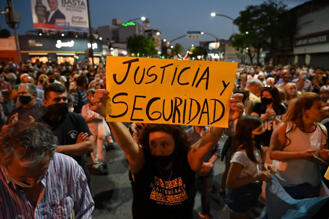 Una multitud en Arroyito para evocar a Joaquín Pérez y expresar su hastío