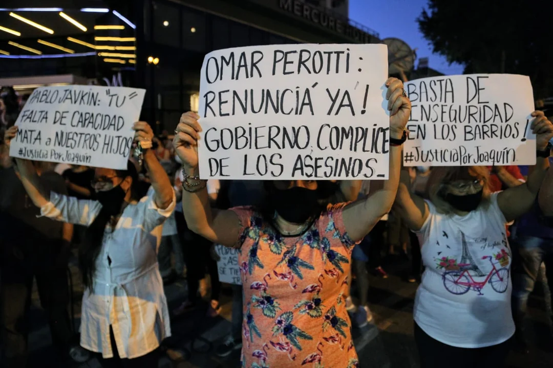 Una multitud en Arroyito para evocar a Joaquín Pérez y expresar su hastío