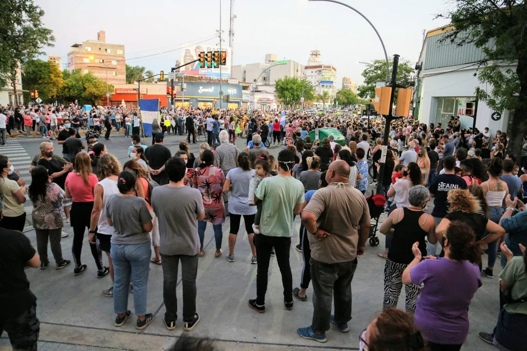 Una multitud en Arroyito para evocar a Joaquín Pérez y expresar su hastío