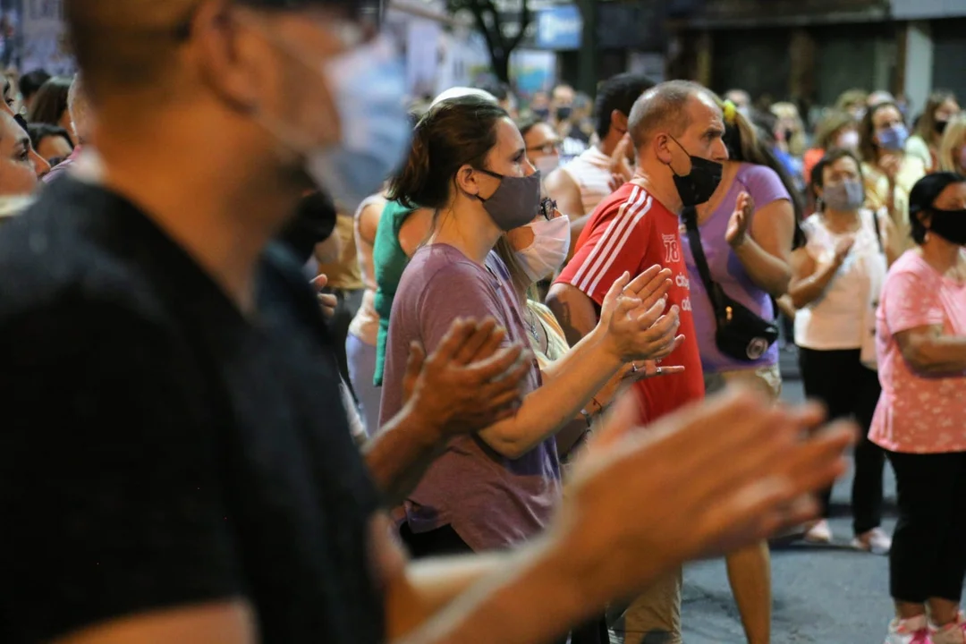 Una multitud en Arroyito para evocar a Joaquín Pérez y expresar su hastío