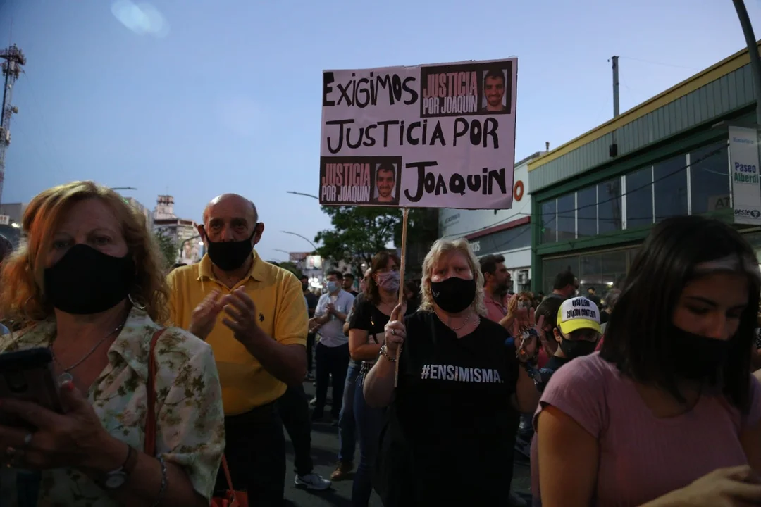 Una multitud en Arroyito para evocar a Joaquín Pérez y expresar su hastío