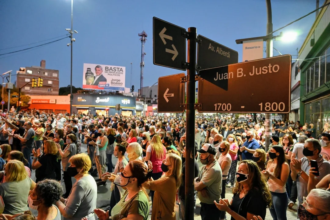 Una multitud en Arroyito para evocar a Joaquín Pérez y expresar su hastío