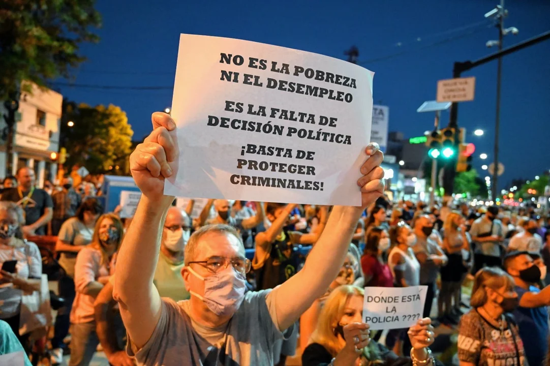 Una multitud en Arroyito para evocar a Joaquín Pérez y expresar su hastío