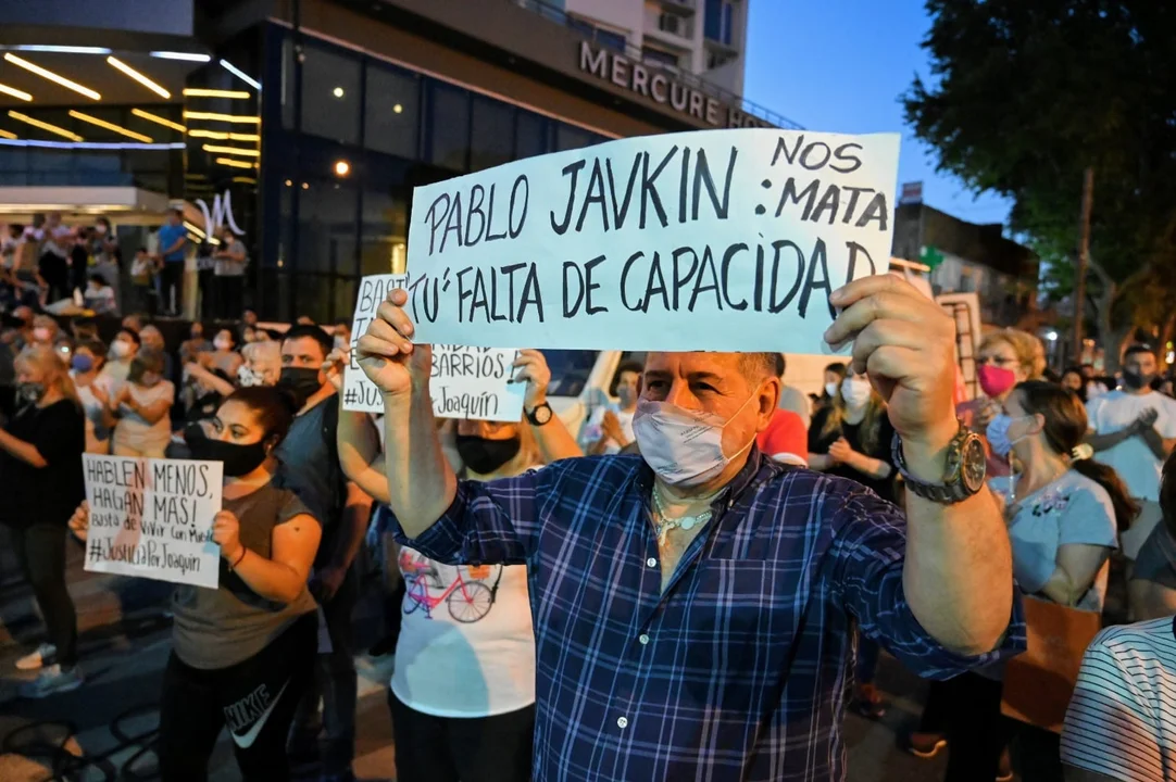 Una multitud en Arroyito para evocar a Joaquín Pérez y expresar su hastío