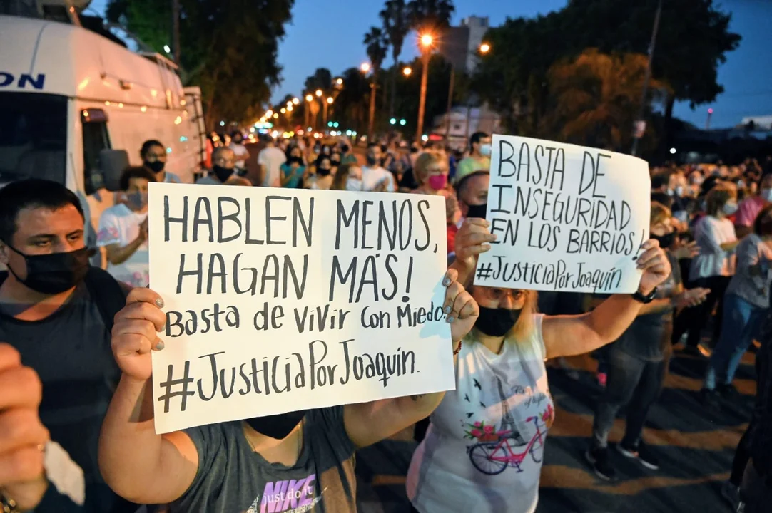 Una multitud en Arroyito para evocar a Joaquín Pérez y expresar su hastío
