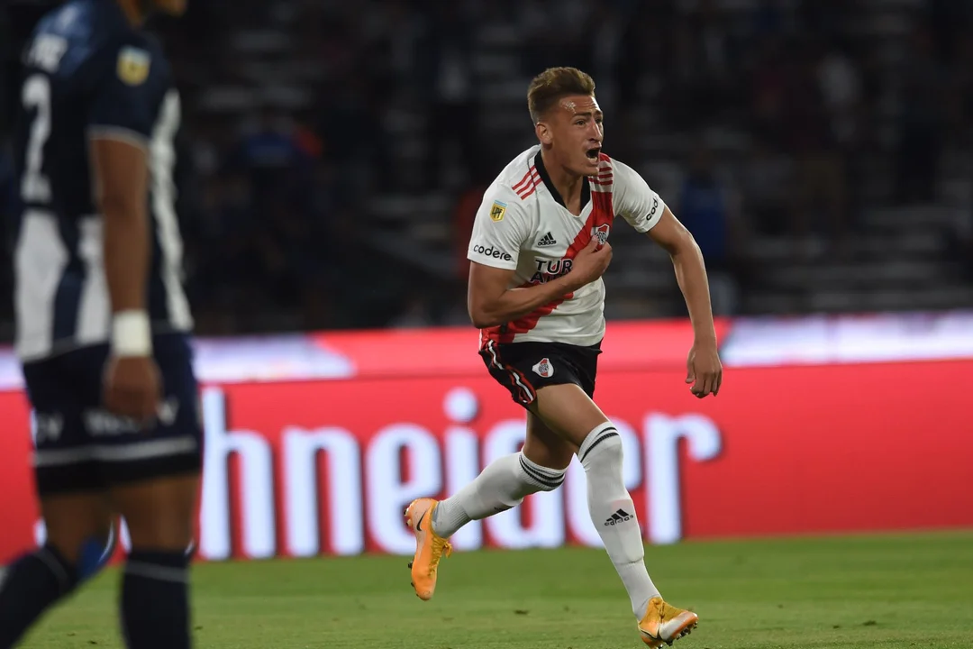 River, con un jugador menos, venció a Talleres y se corta en la punta