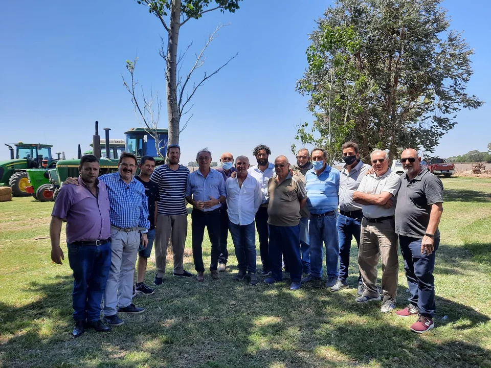 Firmaron convenios para mejorar caminos rurales