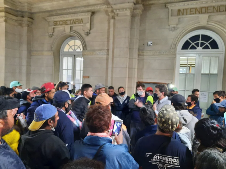 El Intendente en medio de la muchedumbre.