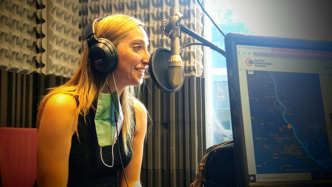 Julia Strada en el estudio de Sí 98.9. 