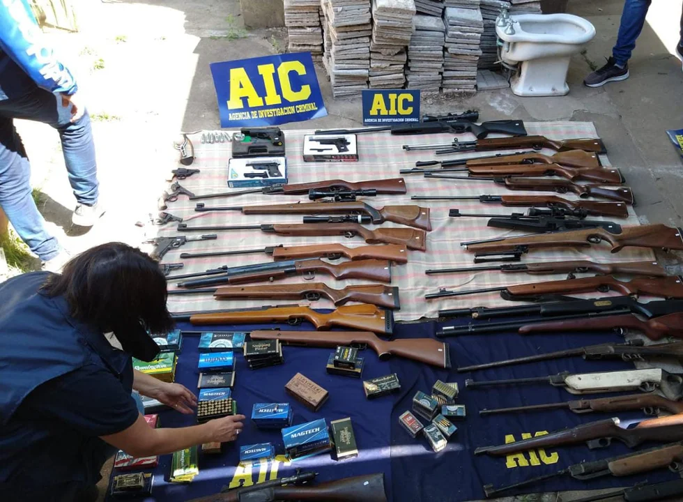 AIC secuestró un arsenal en barrio Barracas