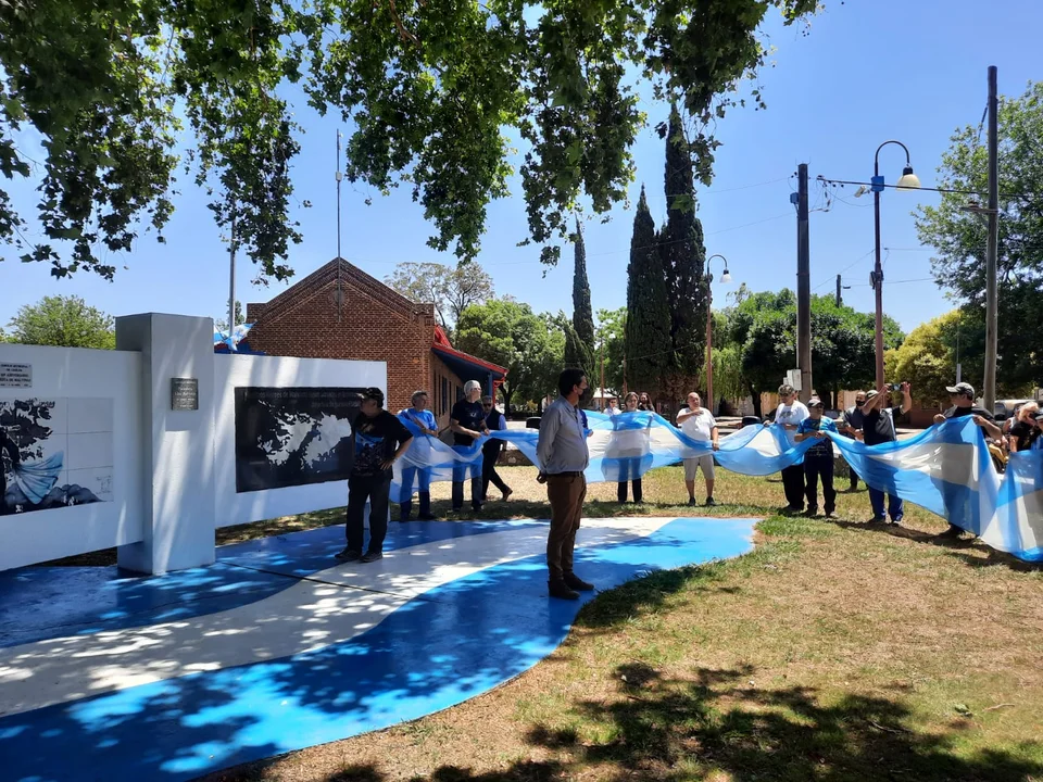 Veteranos de Malvinas fueron reconocidos y desplegaron una bandera gigante