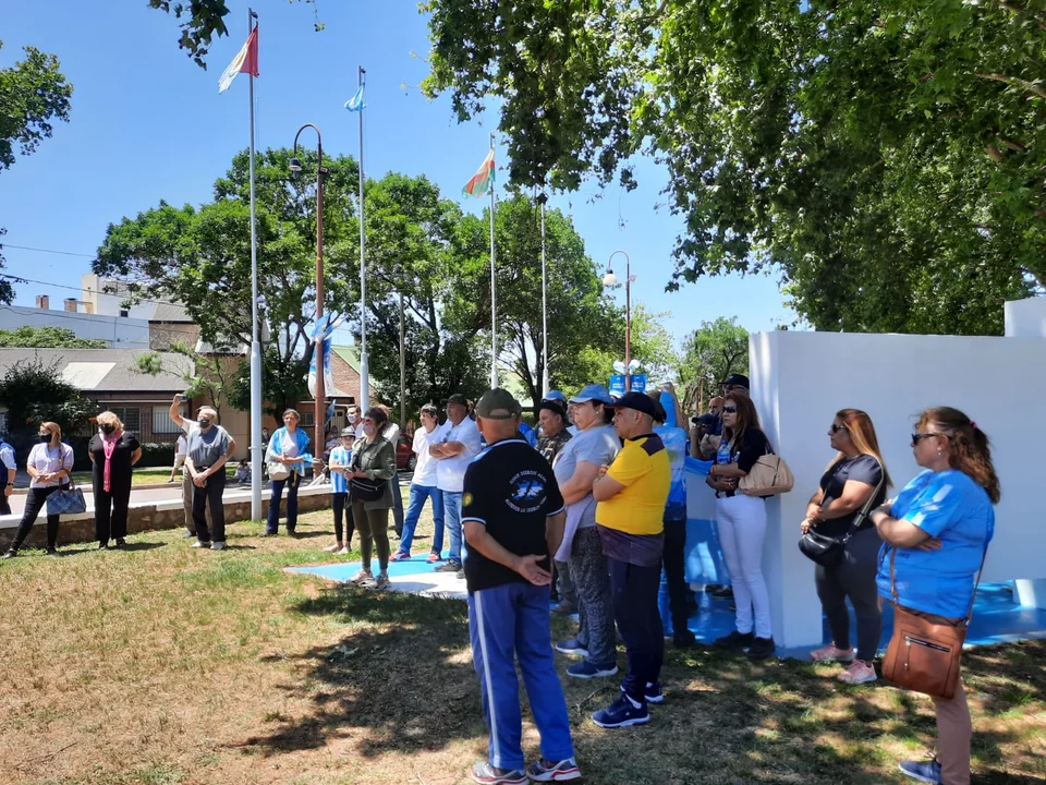 Veteranos de Malvinas fueron reconocidos y desplegaron una bandera gigante