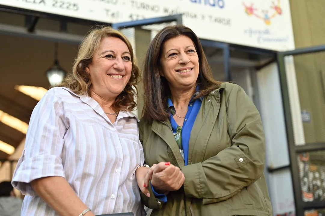Clara y Mónica, de las primeras en asomar a la cita con las urnas. 