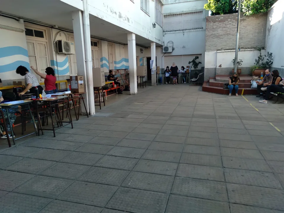 Baños rotos y un hombre que fue y no quiso votar