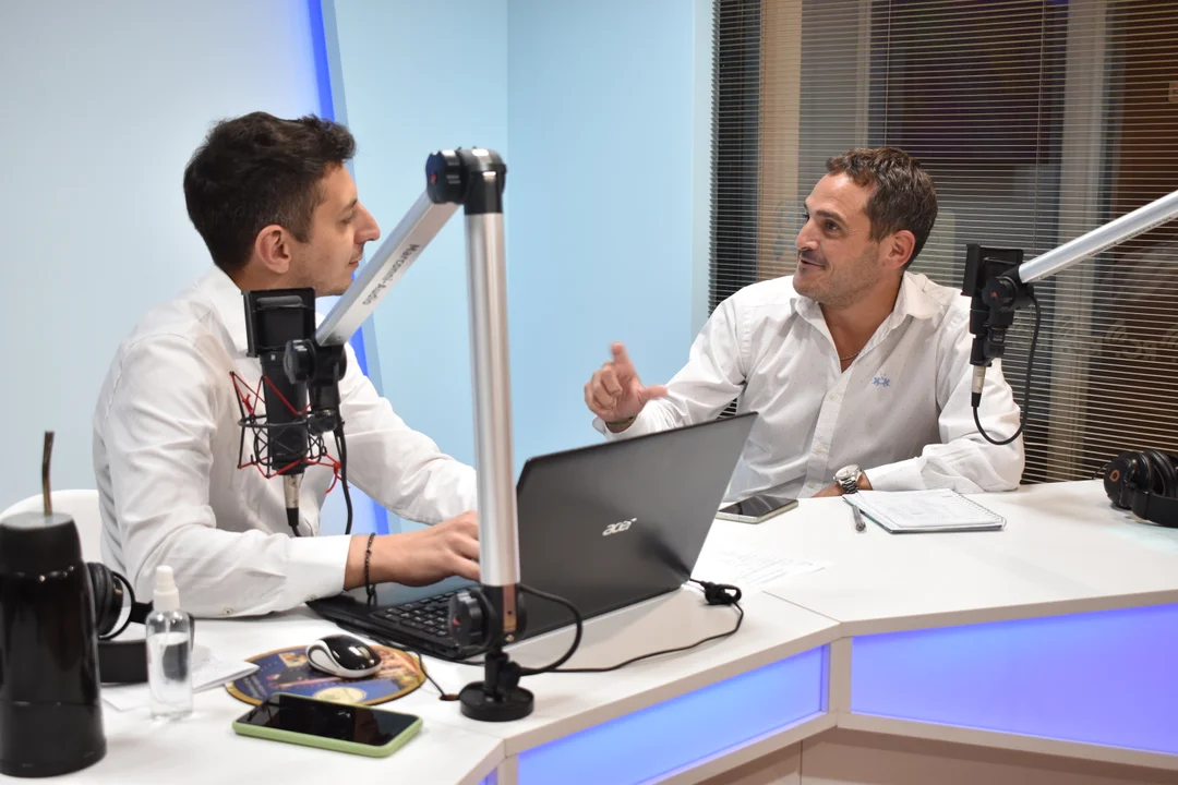 Julián Vignati en los estudios de Radio Casilda.