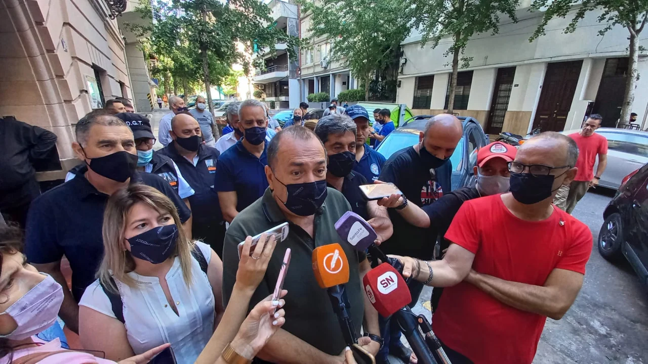 Trabajadores municipales dicen que Javkin llega al déficit cero a cuesta de ellos