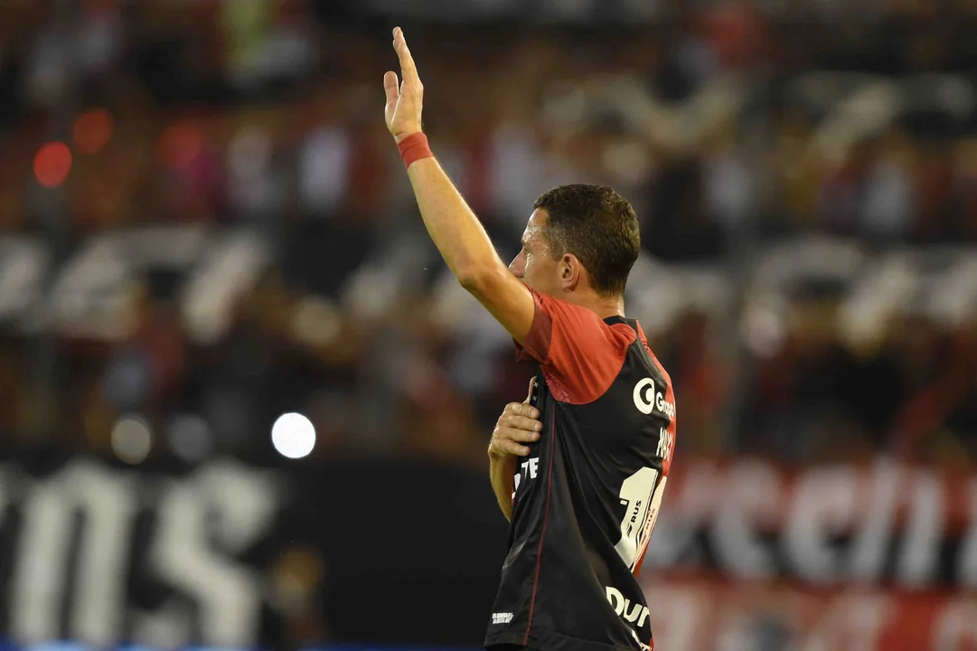 Maxi Rodríguez se despide del fútbol con un fiestón en el Coloso