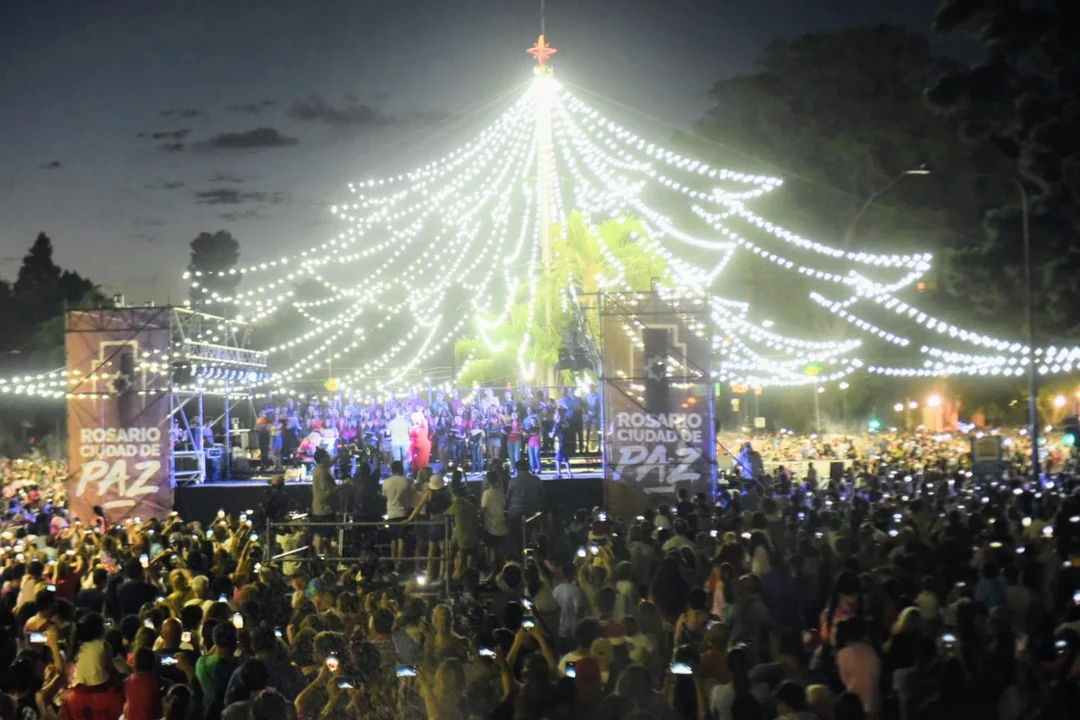 Miles de rosarinos pidieron "paz" en el encendido del árbol navideño