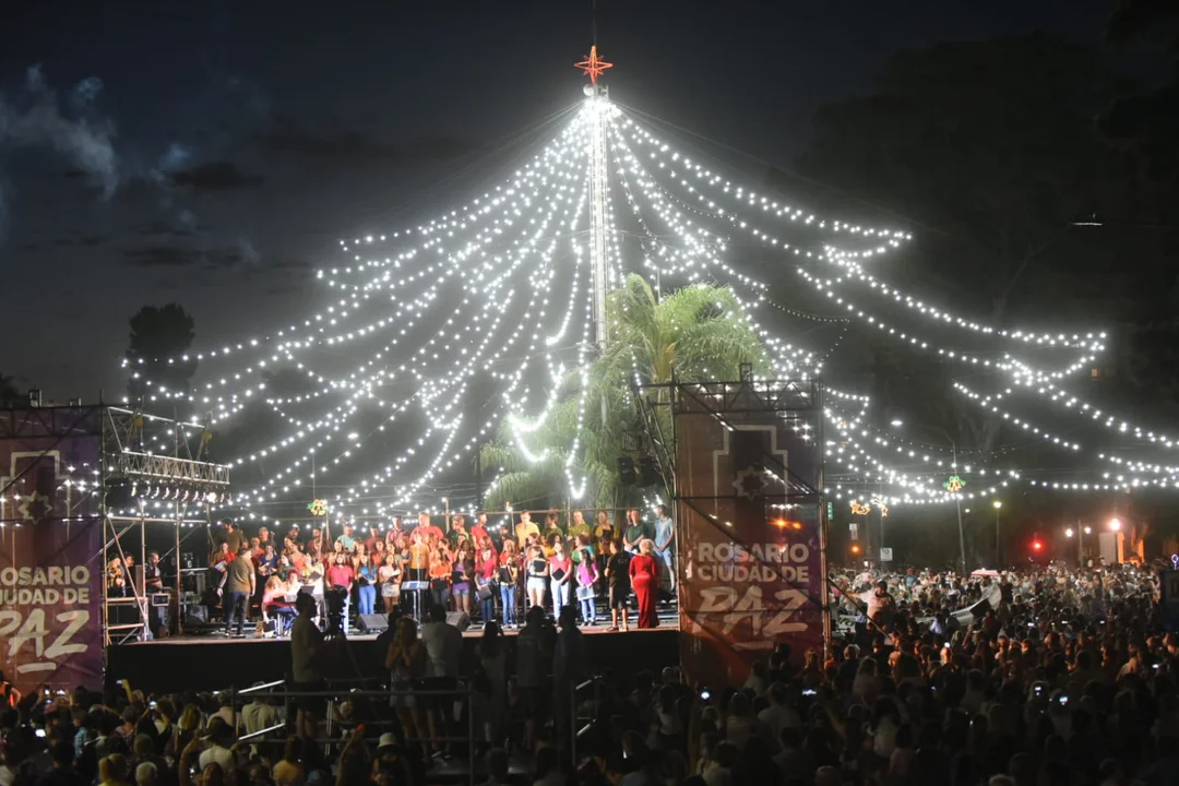 Miles de rosarinos pidieron "paz" en el encendido del árbol navideño