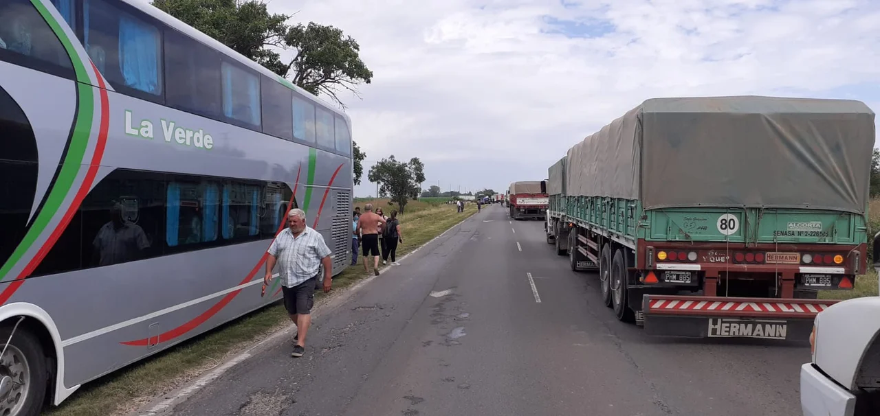 Un colectivo perdió un neumático y provocó un accidente entre un camión y otro transporte de pasajeros