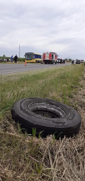 Un colectivo perdió un neumático y provocó un accidente entre un camión y otro transporte de pasajeros