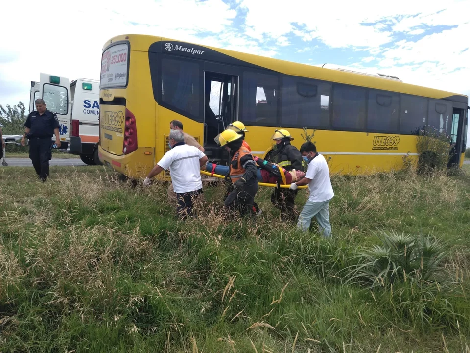 Un colectivo perdió un neumático y provocó un accidente entre un camión y otro transporte de pasajeros