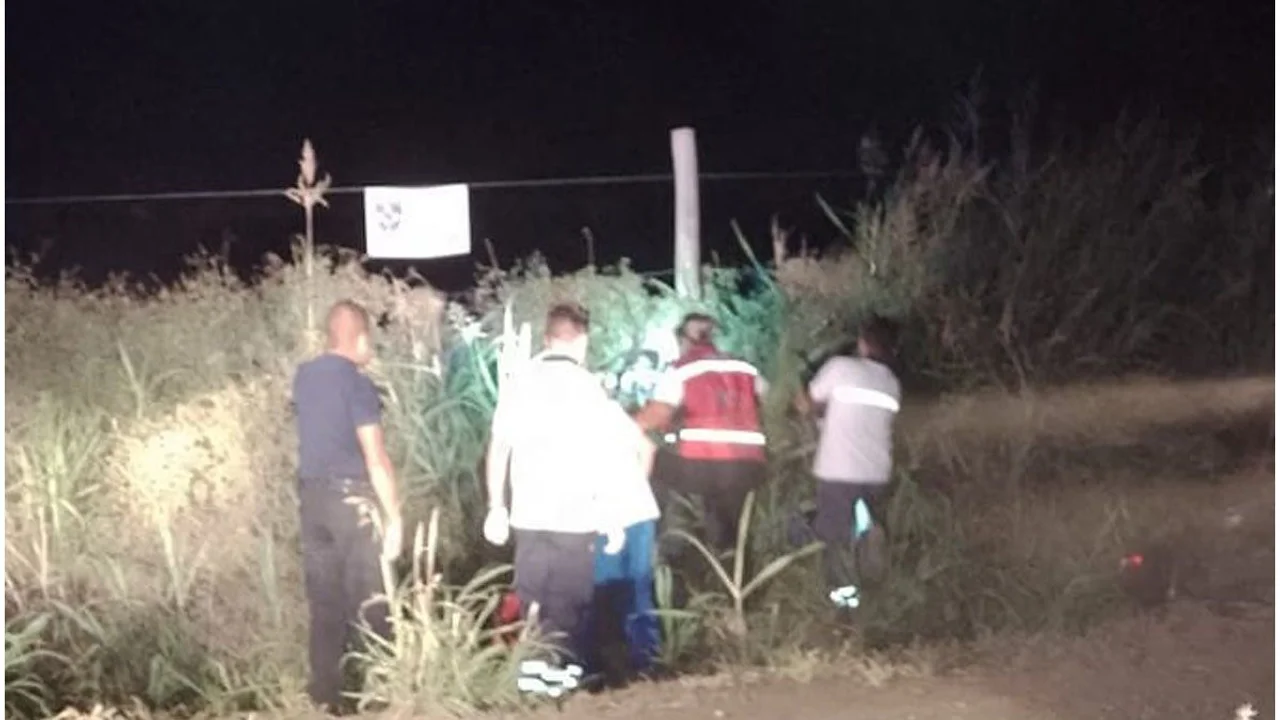 Dos hermanos mueren al chocar contra alcantarilla en un camino rural