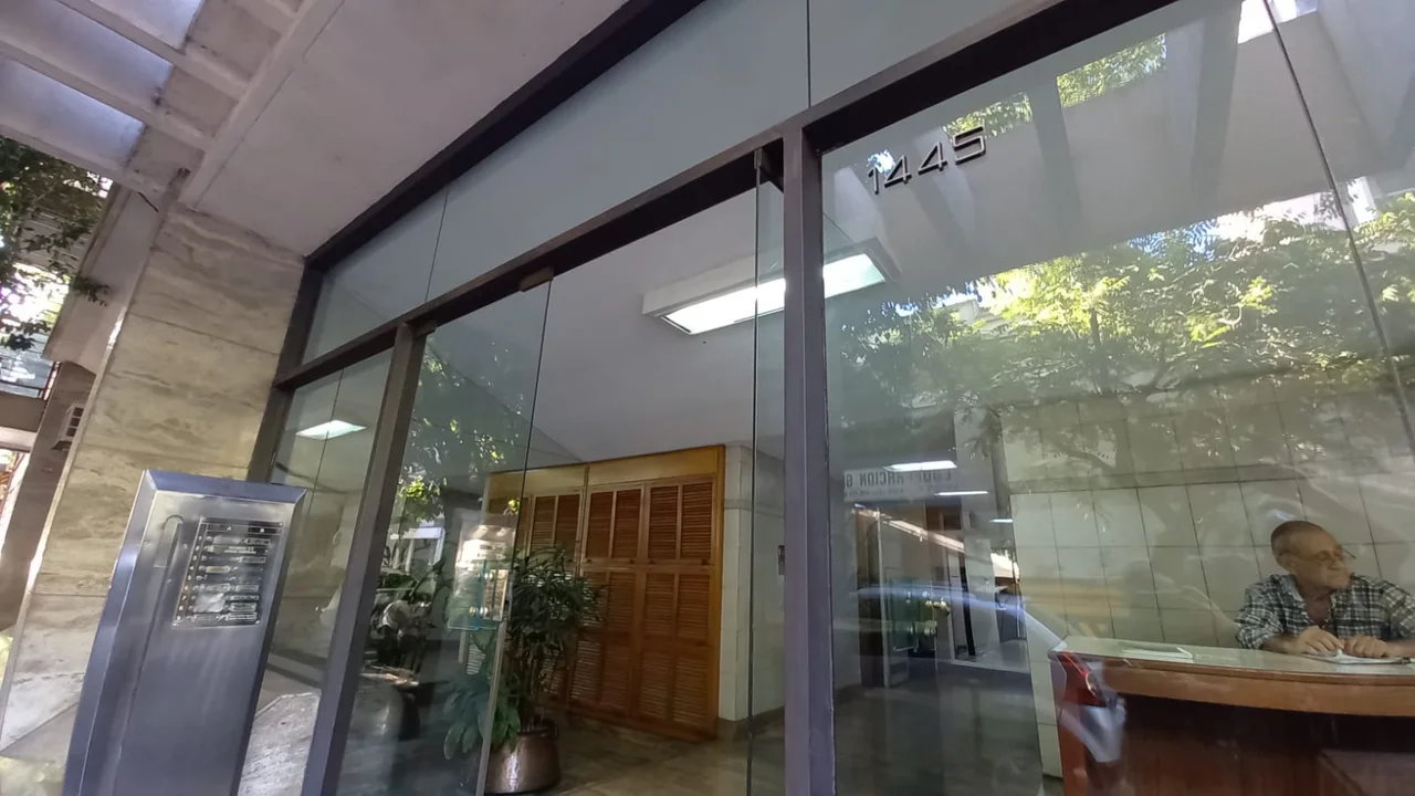 Ingreso al edificio saqueado.
