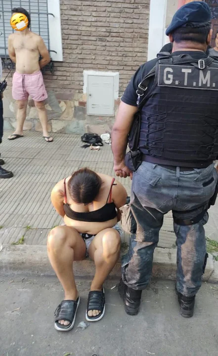 Cayeron luego de esquivar un control de motos: llevaban drogas y un arma