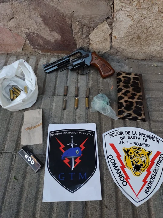 Cayeron luego de esquivar un control de motos: llevaban drogas y un arma
