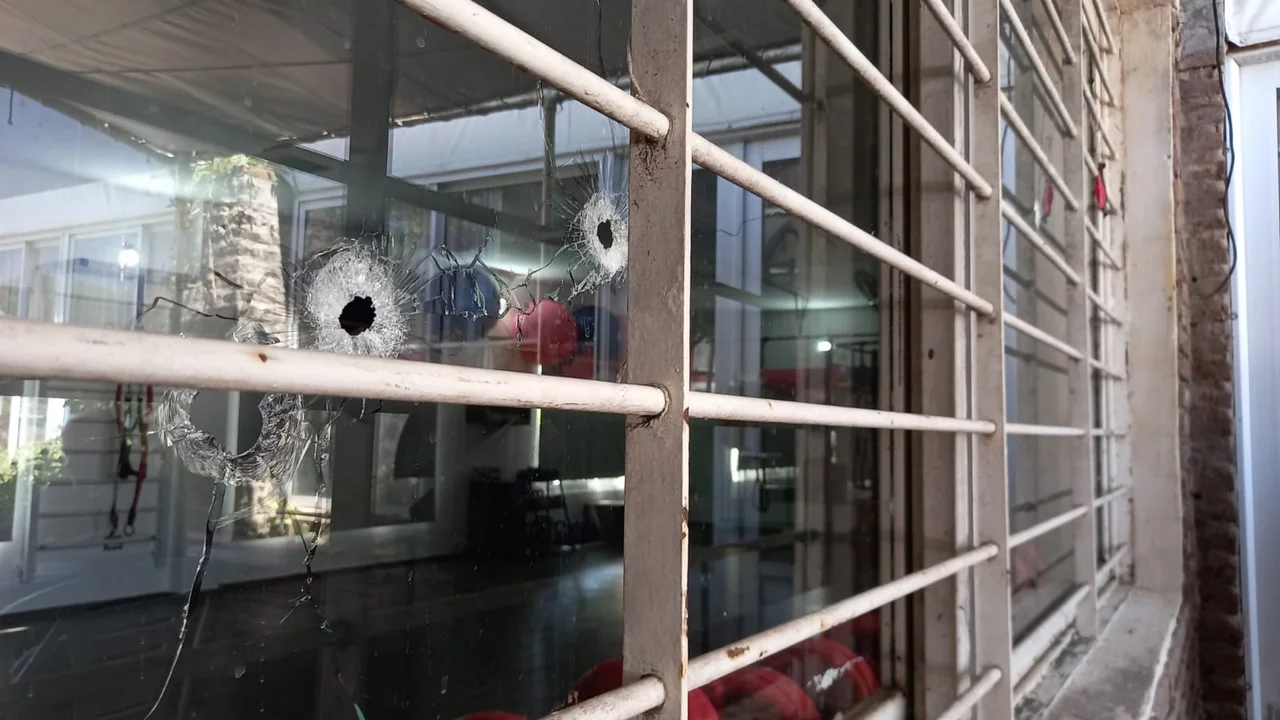 Los balazos atravesaron todo el gimnasio, e impactaron también en los vidrios de adentro.