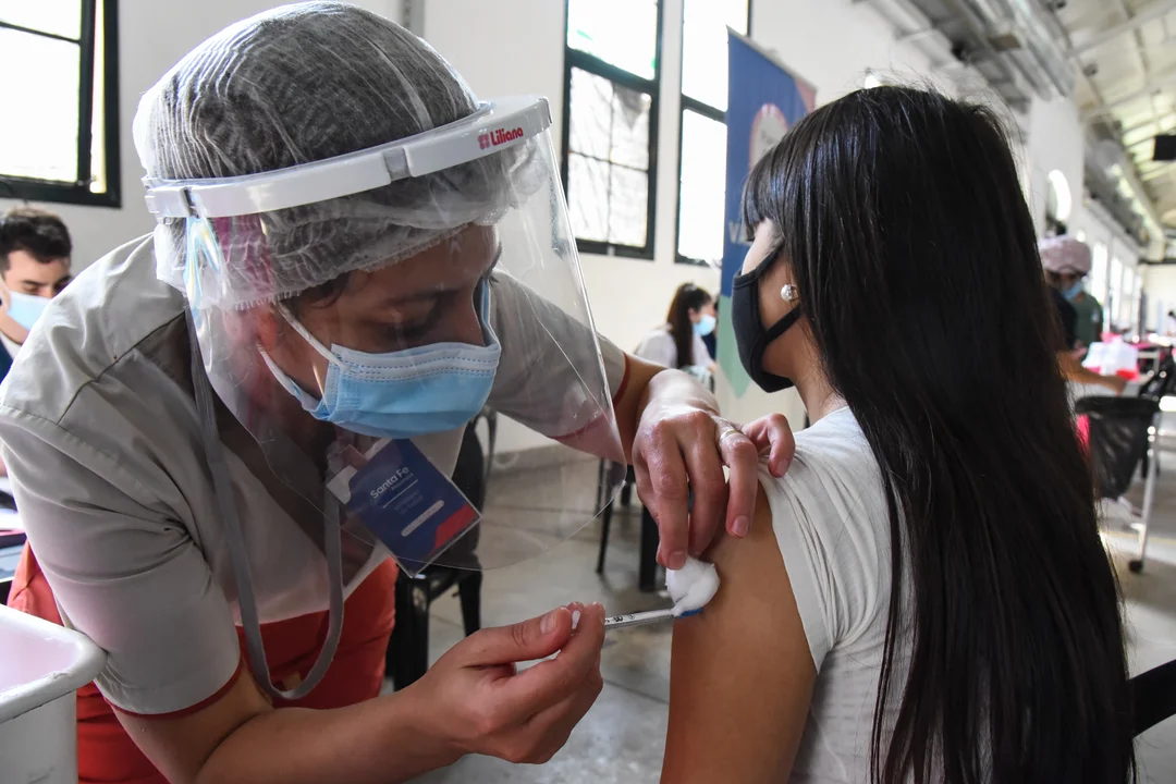 El Gobierno aprobó la aplicación de la dosis de refuerzo para adolescentes
