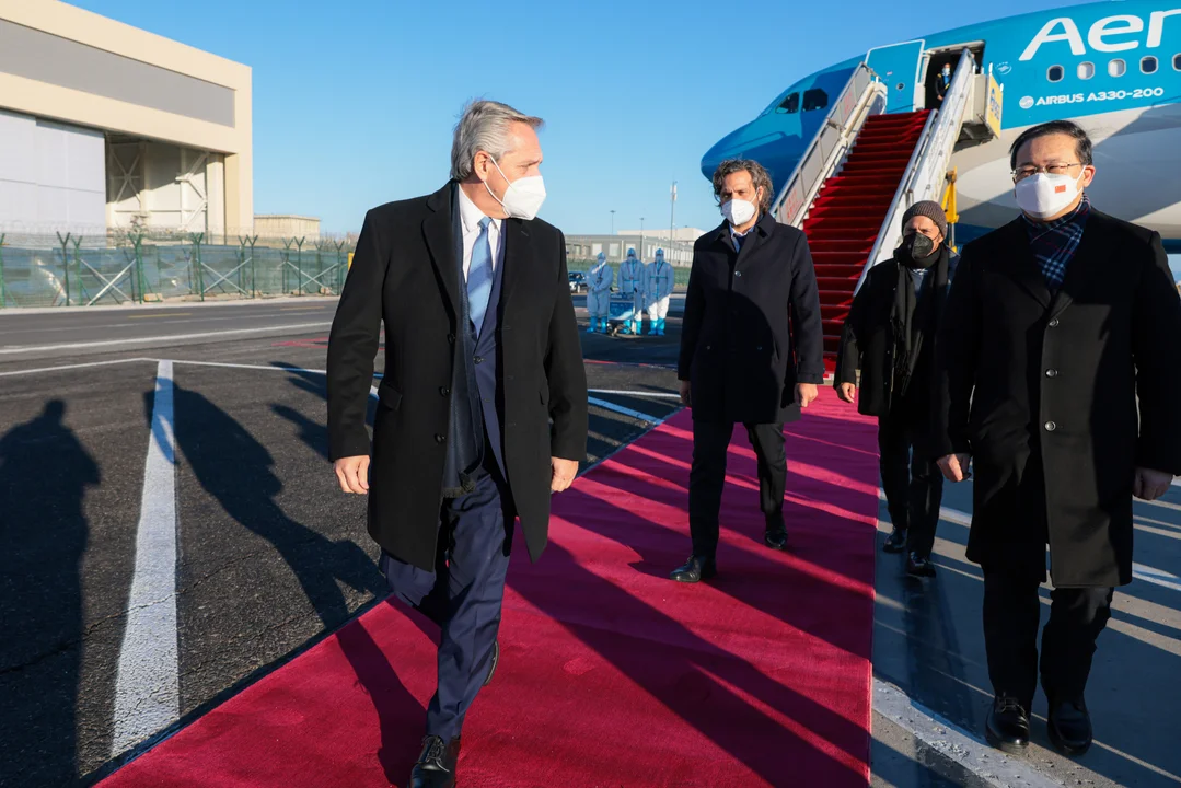 Fernández de gira por China: JJ.OO, flores para Mao, y Huawei
